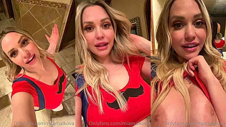 MILF Mia Malkova shows off her amazing boobs leaked onlyfans video