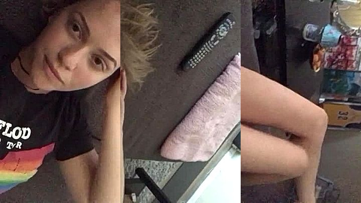 sexy babe sings to her subscribers on livestream