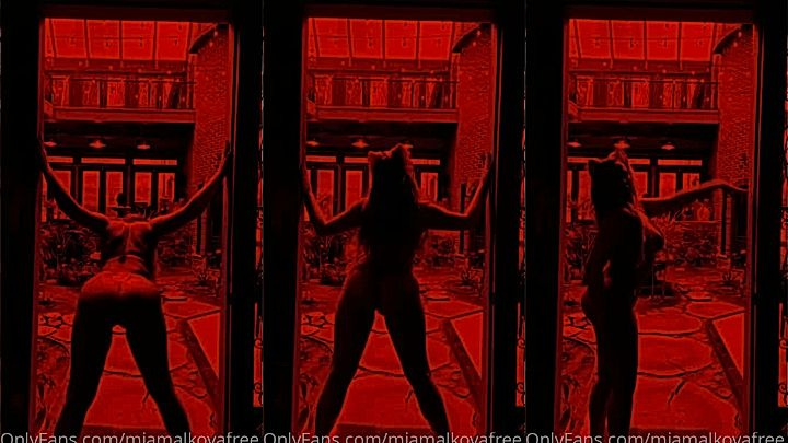 onlyfans model Mia Malkova shakes her big ass