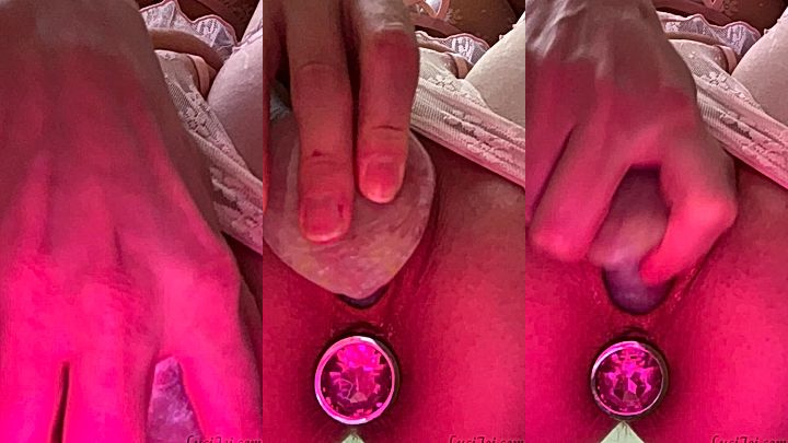 big ass model plays with her big tits and finger her pussy(Lucijoi)