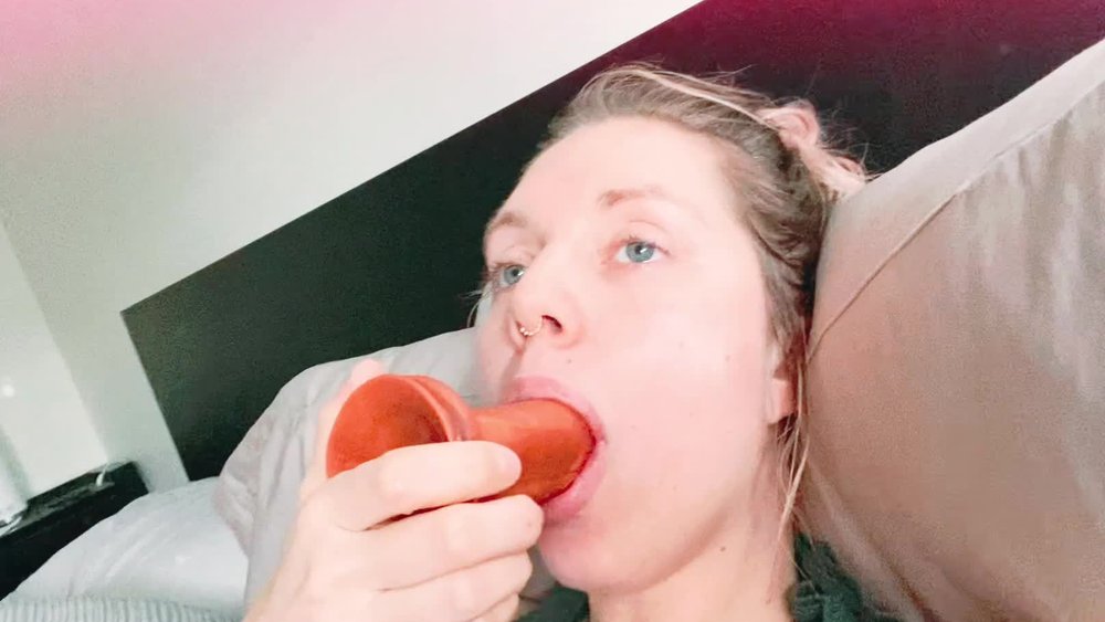 Lucijoi sucks a huge dildo leaked onlyfans video