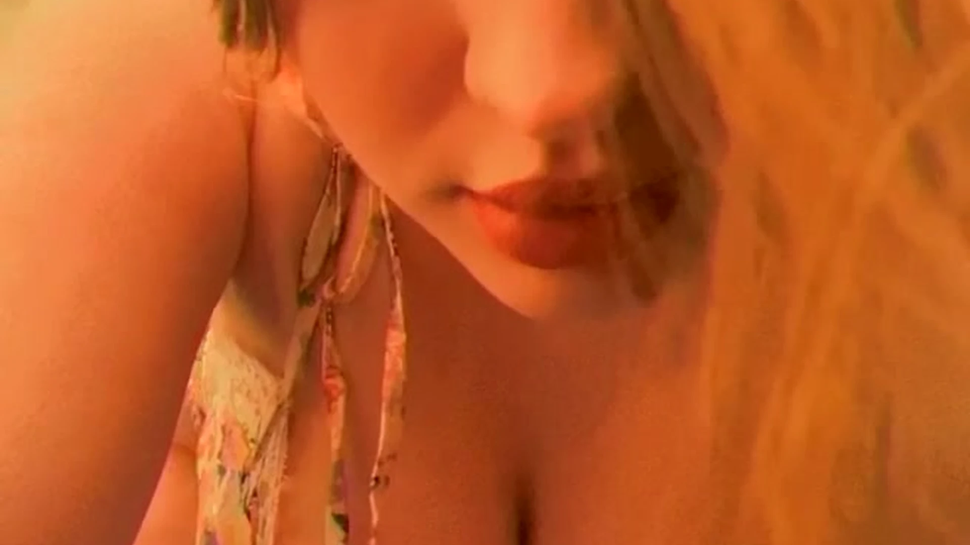 onlyfans babe Mary Moody’s naughty tits peek