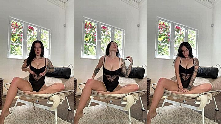 hot chick couldnt help but show off her body to her subscribers