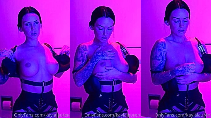 Kayla Lauren is having so much fun showing her amazing boobs