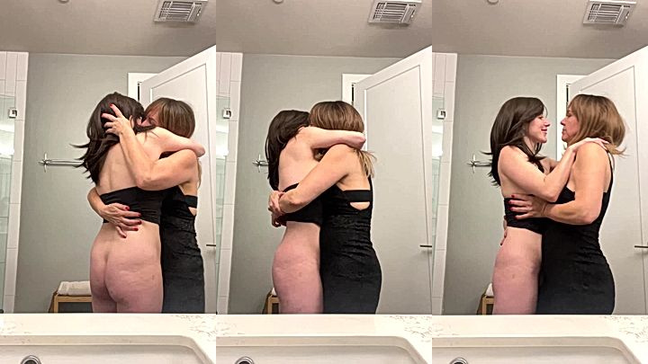 sexy stepmom Mama Fiona kissing her girlfriend in the toilet onlyfans leak