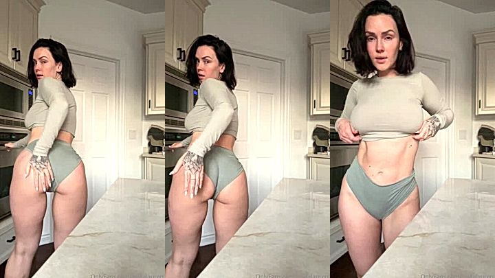 Kayla Lauren is having a great time showing off her sexy body in her sexy bikini