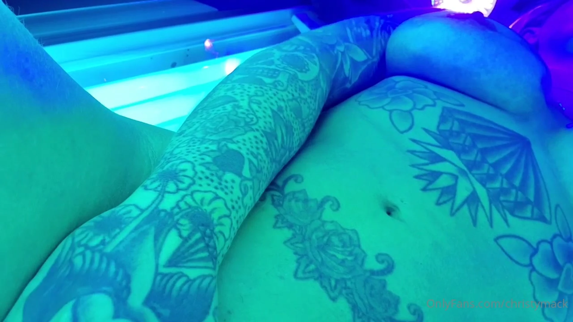 hot tattooed babe is showing off her juicy pussy to her subscribers leaked video
